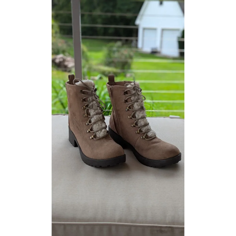 Women's Rock & Candy by Zigi Beige Cream Winter Boots US 8.5